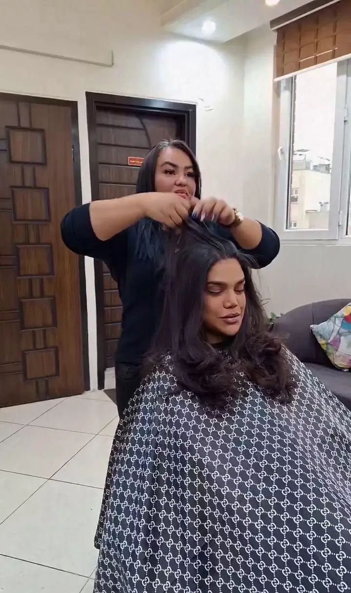 مراحل حالت‌دهی و شینیون موی بلند مجعد توسط آرایشگر حرفه‌ای در سالن زیبایی، خدمات تخصصی استایل و آرایش موی زنانه