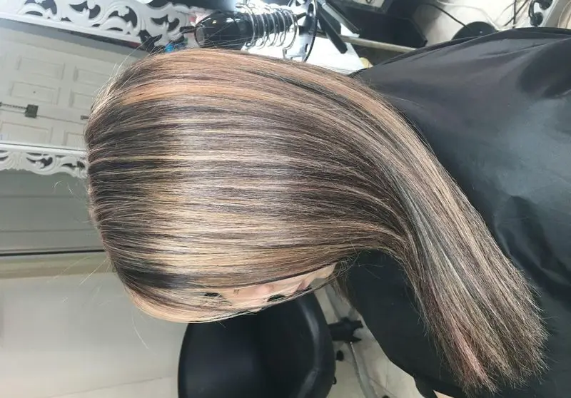 تصویر نمونه کار رنگ و مش سوزنی و لایت موی دخترانه بسیار شیک و صاف در سالن زیبایی تخصصی با کیفیت فوق‌العاده عالی