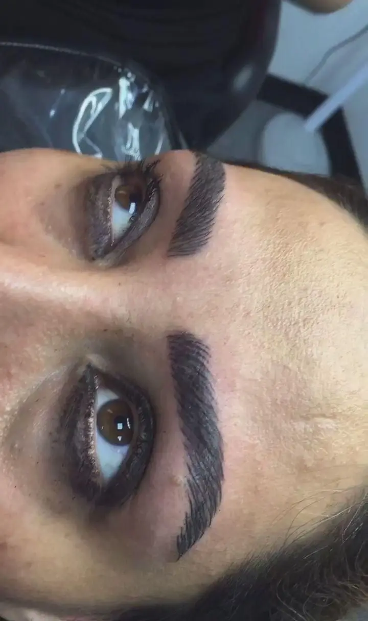 نمای نزدیک از صورت یک خانم با ابروهای تازه میکروبلیدینگ شده و پرپشت. خطوط ظریف و طبیعی ابروها به وضوح دیده می‌شوند که زیبایی چشم‌ها را دوچندان کرده است.
