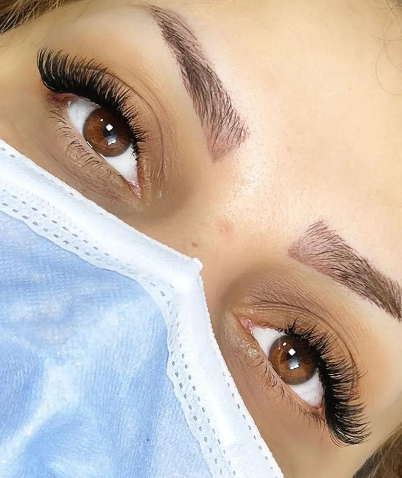 نمونه کار حرفه‌ای اکستنشن مژه والیوم و میکروبلیدینگ ابرو با ظاهری بسیار طبیعی و زیبا در سالن زیبایی تخصصی مریم