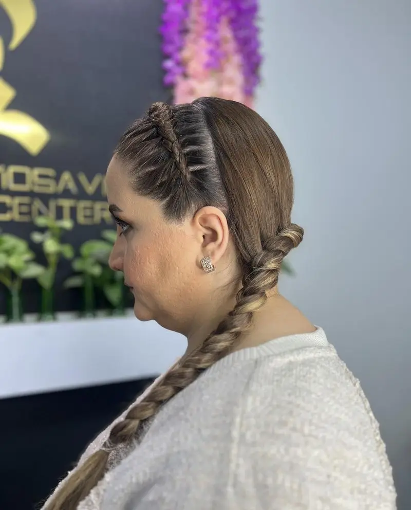 تصویر مدل بافت موی مجلسی زنانه به صورت طنابی همراه با بافت جلوی سر و شینیون ساده انجام شده در مرکز زیبایی مریم موسوی