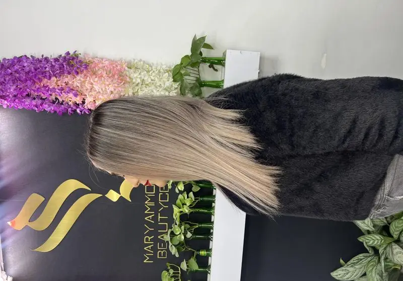 خدمات حرفه‌ای بالیاژ موی بلند با تناژ دودی خاکستری و ریشه تیره در سالن زیبایی مریم، رنگ و لایت جدید و شیک زنانه