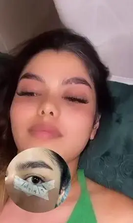 خدمات تخصصی میکروبلیدینگ و فیبروز ابرو به همراه اکستنشن مژه والیوم طبیعی روی صورت زن جوان در سالن آرایش و زیبایی