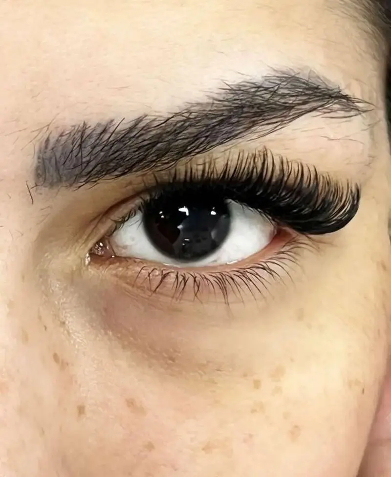 نمونه کار حرفه‌ای اکستنشن مژه والیوم مشکی با تراکم بالا و فر زیبا مناسب برای افزایش جذابیت چشم‌ها در سالن زیبایی