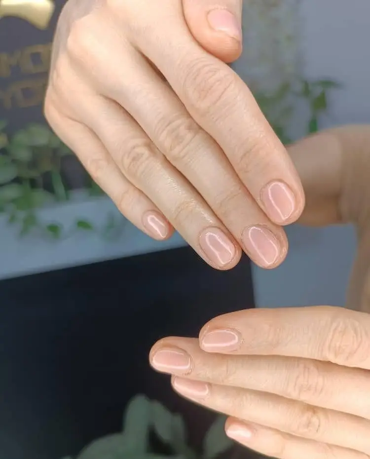 مانیکور حرفه‌ای و ژلیش ناخن طبیعی با لاک ژل صورتی ملایم و نود، گزینه‌ای عالی برای کاشت ناخن نچرال و طرح‌های مینیمال