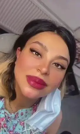 نمونه آرایش صورت و اکستنشن مژه حرفه‌ای همراه با رژ لب زرشکی روی چهره خانم در مرکز زیبایی مریم موسوی با ماسک زیر چانه