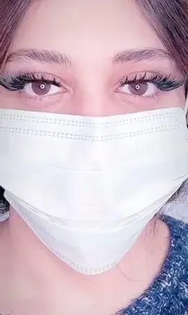 تصویر نمای نزدیک از اکستنشن مژه والیوم و پرپشت دخترانه با ماندگاری بالا در سالن تخصصی کاشت و لیفت مژه در تهران