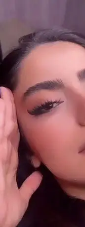آرایش چشم و ابرو با لیفت ابروهای پرپشت طبیعی و مژه‌های بلند ریمل‌زده شده، نمونه‌ای از میکاپ لایت و نچرال دخترانه