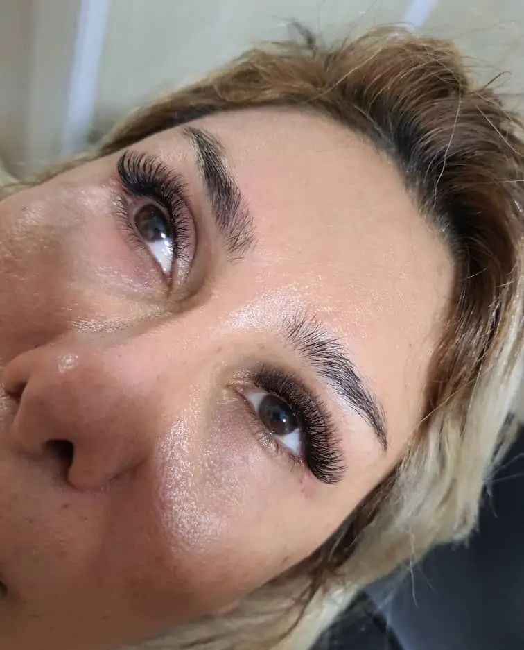 نمونه اکستنشن مژه والیوم پرپشت و مشکی با حالت کاملا طبیعی و زیبا روی چشمان مشتری در سالن تخصصی کاشت و لیفت مژه