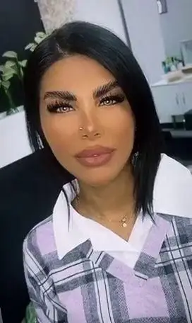 پرتره زن جوان با آرایش صورت لایت و نچرال، ابروهای هاشور زده، لنز رنگی روشن و موهای مشکی کوتاه در سالن زیبایی مدرن زنانه