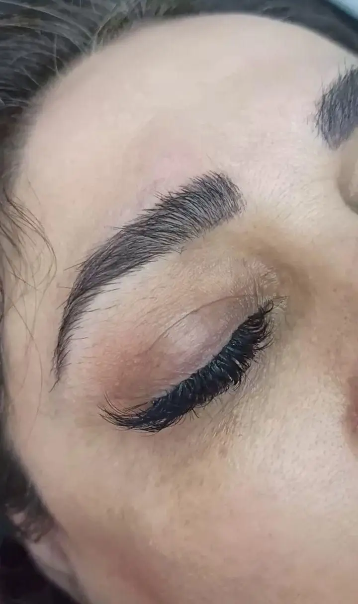 نمای نزدیک از آرایش چشم بسته و کاشت اکستنشن مژه مشکی حجیم همراه با فیبروز و لیفت ابرو در مرکز زیبایی مریم موسوی