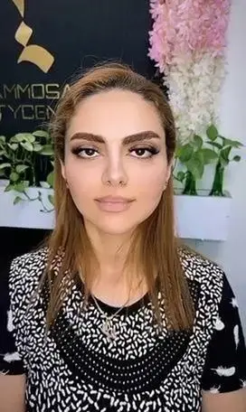 نمونه میکاپ صورت و آرایش لایت دخترانه در سالن زیبایی مریم موسوی با ابروهای فیبروز شده و رژ لب نود بسیار شیک و زیبا