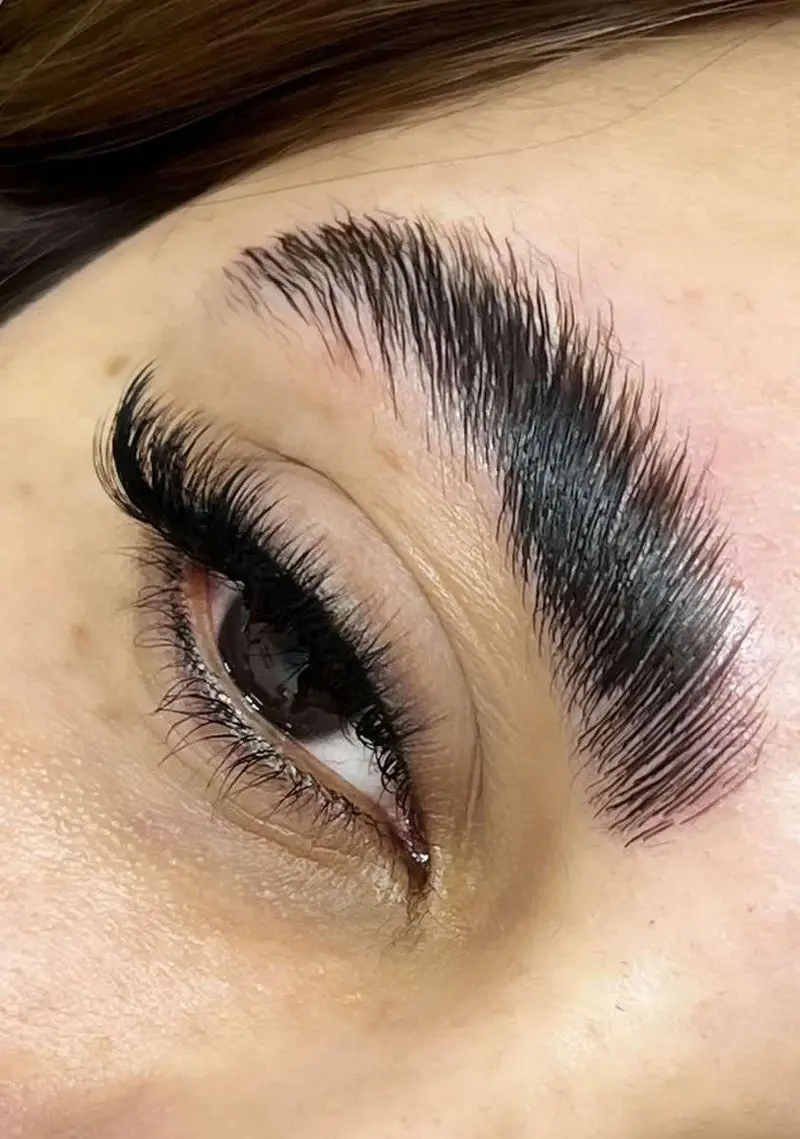 نمای نزدیک از چشم با ابروهای لیفت و لمینت شده براق و مژه‌های بلند و پرپشت. این تصویر خدمات لیفت ابرو و مژه را در مرکز زیبایی مریم موسوی نمایش می‌دهد.