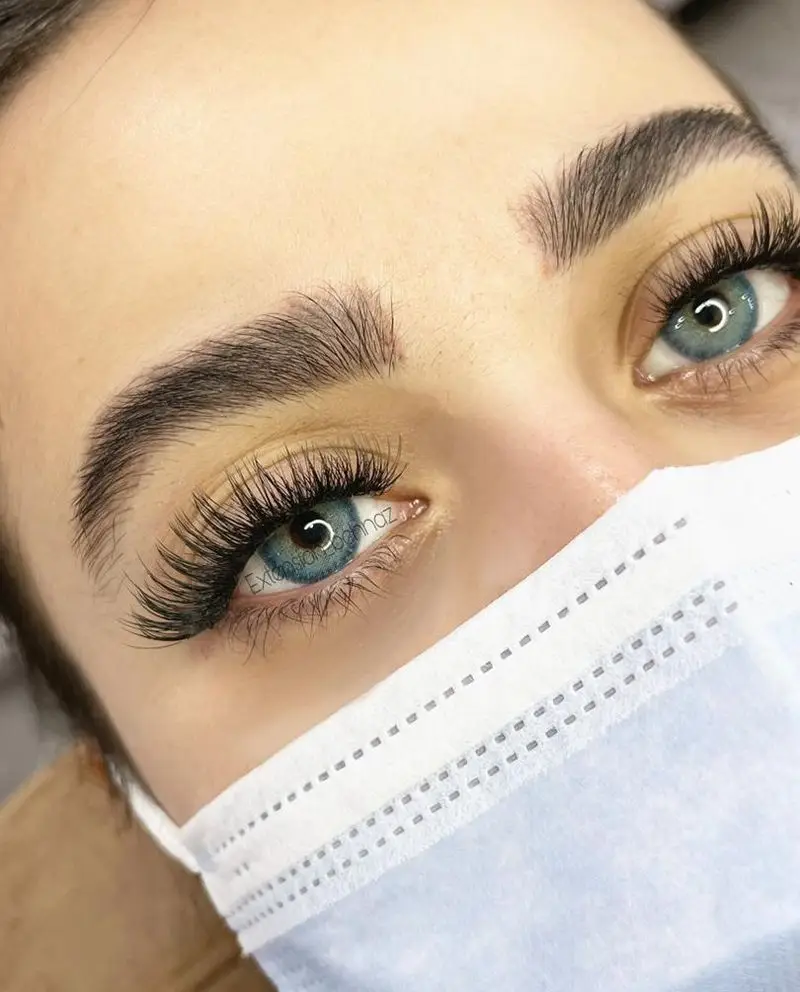 کاشت و اکستنشن مژه اسپایکی و والیوم طبیعی برای چشم‌های رنگی با لنز آبی به همراه لیفت ابرو در سالن زیبایی تخصصی مژه