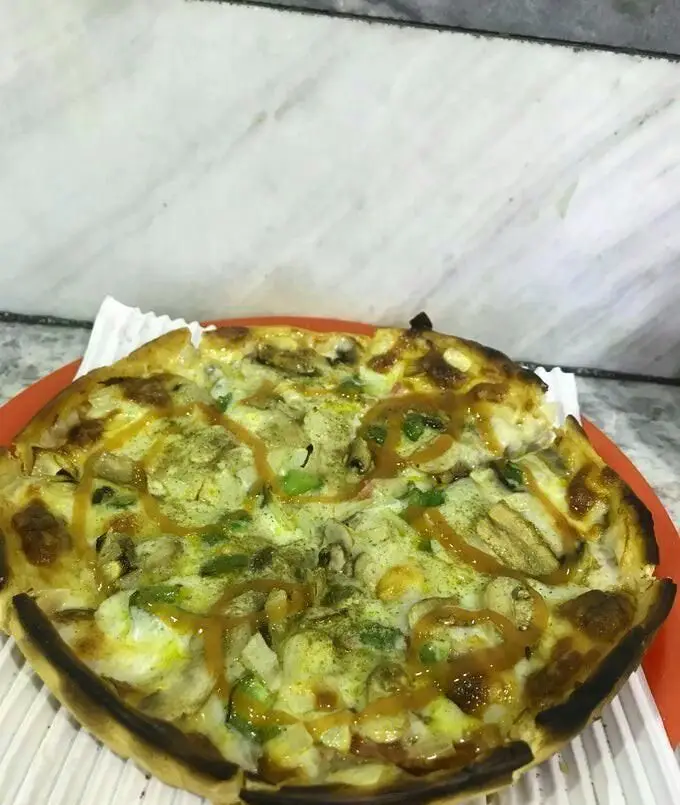 تصویری جذاب از پیتزای مخصوص قارچ و فلفل سبز پیتزا پل، همراه با سس منحصر به فرد و پنیر آب شده، انتخابی ایده‌آل برای دوستداران پیتزا.