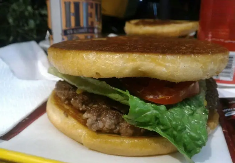 عکس برگر کلاسیک امریکایی کالج برگر با نان برشته، دو لایه گوشت آبدار، کاهو، گوجه و سس، بهترین فست فود برای تجربه یک طعم اصیل.