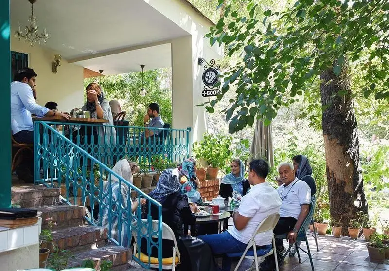 کافه سینان: مشتریان در حال لذت بردن از فضای باز و سرسبز کافه، مکانی آرام و دلنشین برای دورهمی و استراحت.