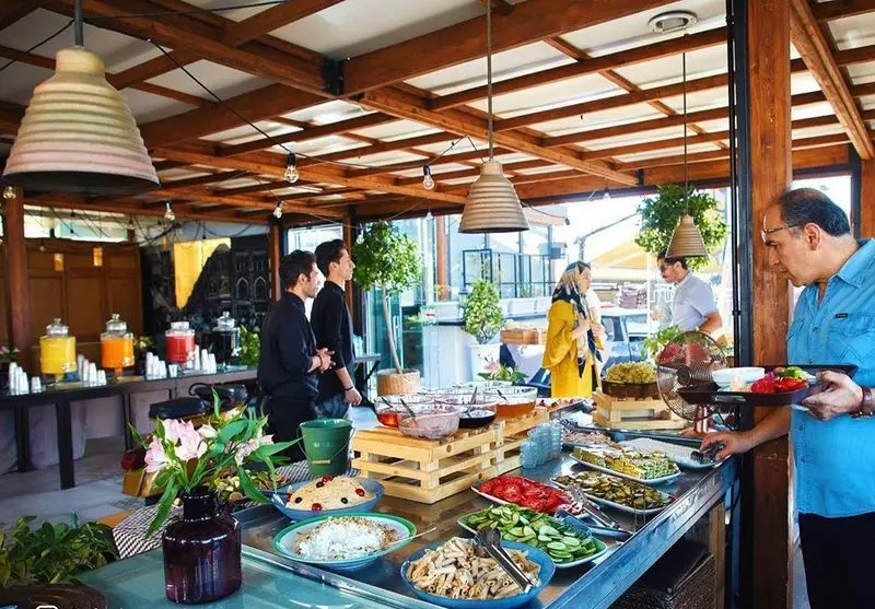 بوفه متنوع و جذاب کافه سینان، ارائه دهنده بهترین صبحانه و ناهار با انواع غذاها و نوشیدنی‌های تازه در محیطی دلباز و دلنشین.