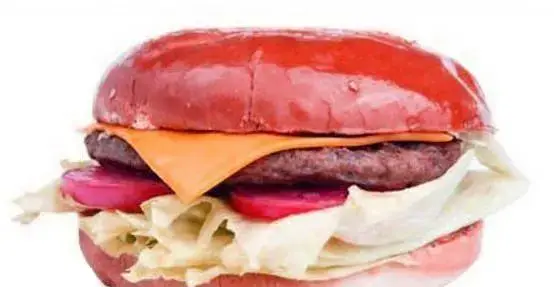 همبرگر ویژه تیس برگر با نان قرمز، پتی لذیذ، پنیر، کاهو و ترشی پیاز قرمز، طعمی بی‌نظیر برای تجربه فست فود.