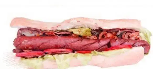 ساندویچ پرملات و خوشمزه فست فود تیس برگر شامل سوسیس، تکه های گوشت، کاهو تازه و برش های گوجه فرنگی لذیذ.