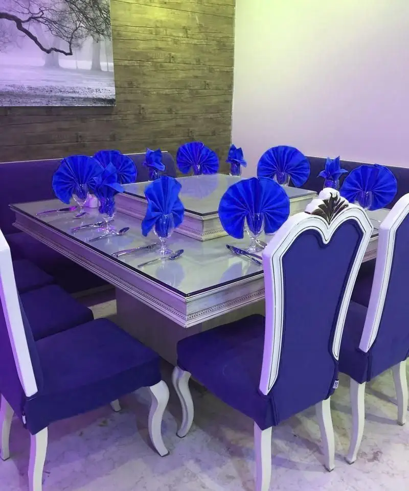 میز و صندلی های شیک و لوکس رستوران ایرانی ژیکال با تم آبی، محیطی دلنشین برای صرف غذاهای اصیل ایرانی.