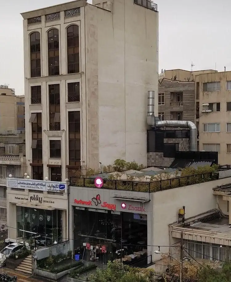 تصویر بیرونی ساختمان لوکس و مدرن پرپروک شامل باغ رستوران، کافه سوخ و ژوزک، با نمای روف‌گاردن و فضای شهری.