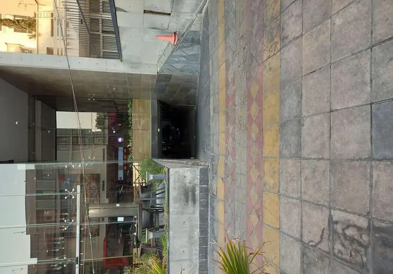 تصویری از ورودی چشم‌نواز رستوران پرپروک با معماری مدرن، نمای شیشه‌ای، کاشی‌های جذاب و فضای بیرونی دلنشین.