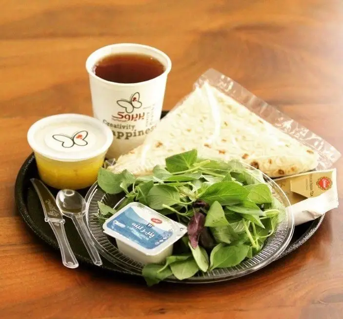 سینی صبحانه سالم و خوشمزه پرپروک شامل چای داغ، نان، پنیر لبنه، سبزی تازه و یک ظرف سوپ عدس آماده.