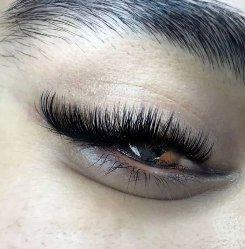 خدمات اکستنشن مژه سالن زیبایی مهدیسا پورسیف، مژههایی پرپشت و بلند برای چشمانی زیبا و جذاب.
