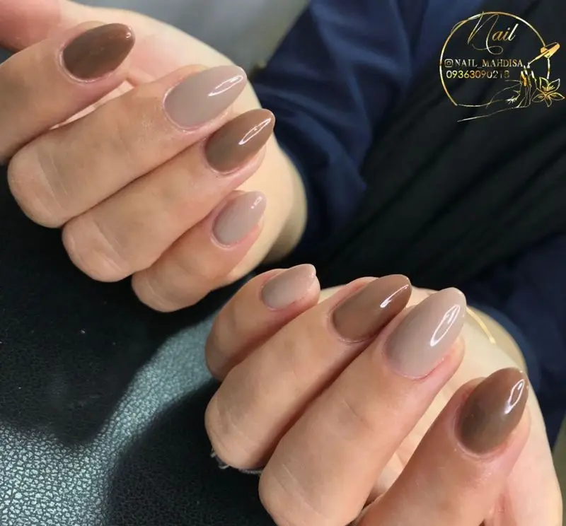 کاشت و ژلیش ناخنهای شیک و جذاب در سالن زیبایی مهدیسا پورسیف، طراحی با رنگهای پاییزی قهوهای و نود براق، مناسب هر سلیقهای.