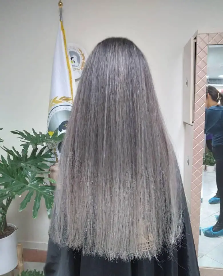 رنگ موی دودی خاکستری بسیار شیک روی موهای بلند و صاف، نمونه کار رنگ و لایت حرفهای و آمبره مو در سالن زیبایی زنانه