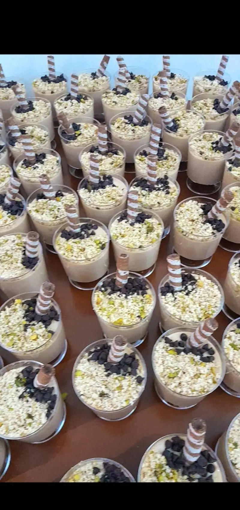 دسرهای تک نفره شیک گروه تشریفاتی lemon با تزئین پسته، شکلات چیپسی و ویفر؛ انتخابی ایده‌آل برای پذیرایی مجالس و جشن‌ها.