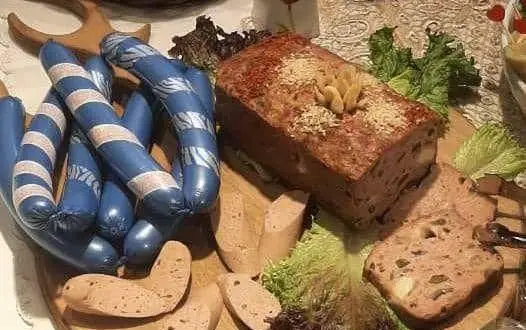 انواع اردور و غذای سرد لوکس شامل سوسیس‌های آبی، پاته گوشت نفیس و کالباس‌های متنوع، مناسب پذیرایی گروه تشریفاتی lemon.