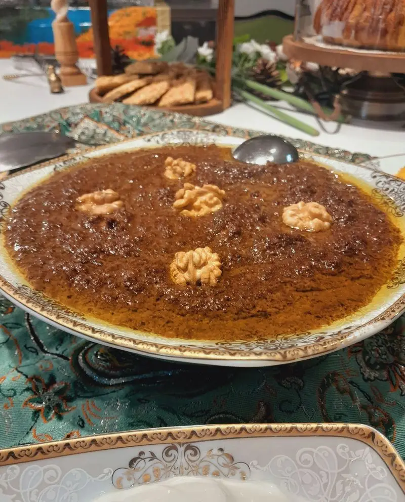 گروه تشریفاتی لیمون: پذیرایی مجلل با خورشت فسنجان اصیل و میزآرایی شیک برای مهمانی‌ها و مجالس شما. بهترین خدمات غذایی و تشریفات.