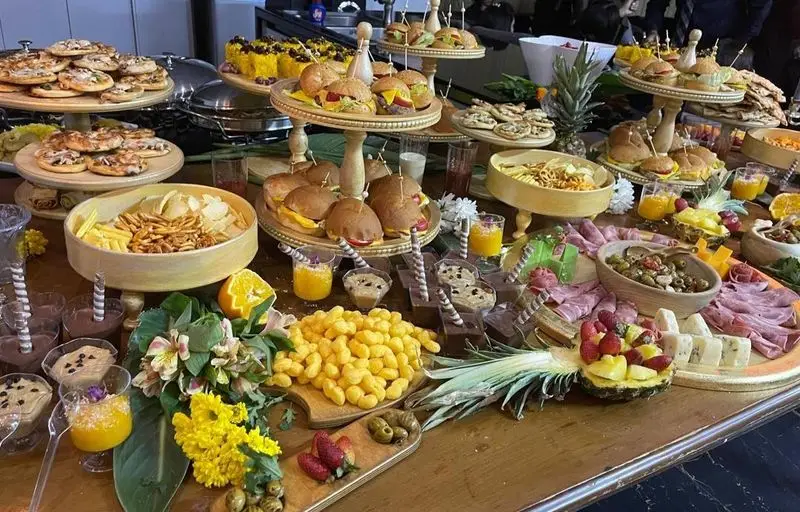 میز پذیرایی مجلل گروه تشریفاتی Lemon با انواع فینگرفود، اسلایدر، پیتزا، مزه و دسرهای متنوع برای رویدادهای خاص شما.