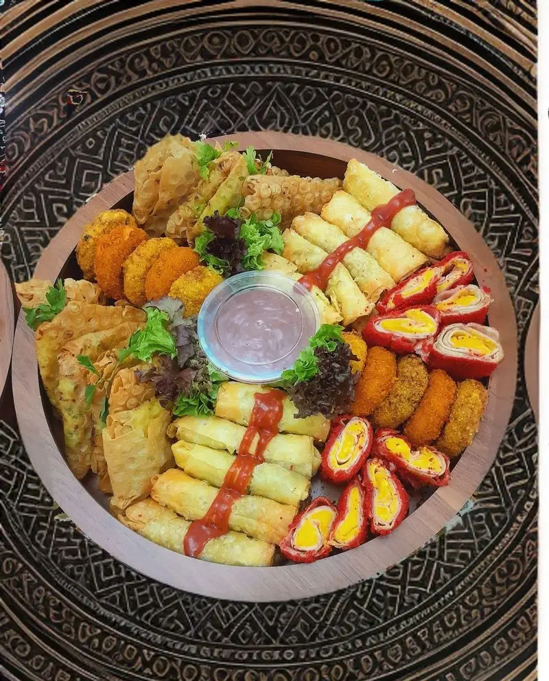 سینی فینگرفود مجلل و متنوع گروه تشریفاتی lemon، شامل رول‌های ترد، ناگت‌های طلایی و مزه‌های خاص برای پذیرایی شیک مهمانی‌ها و مجالس.