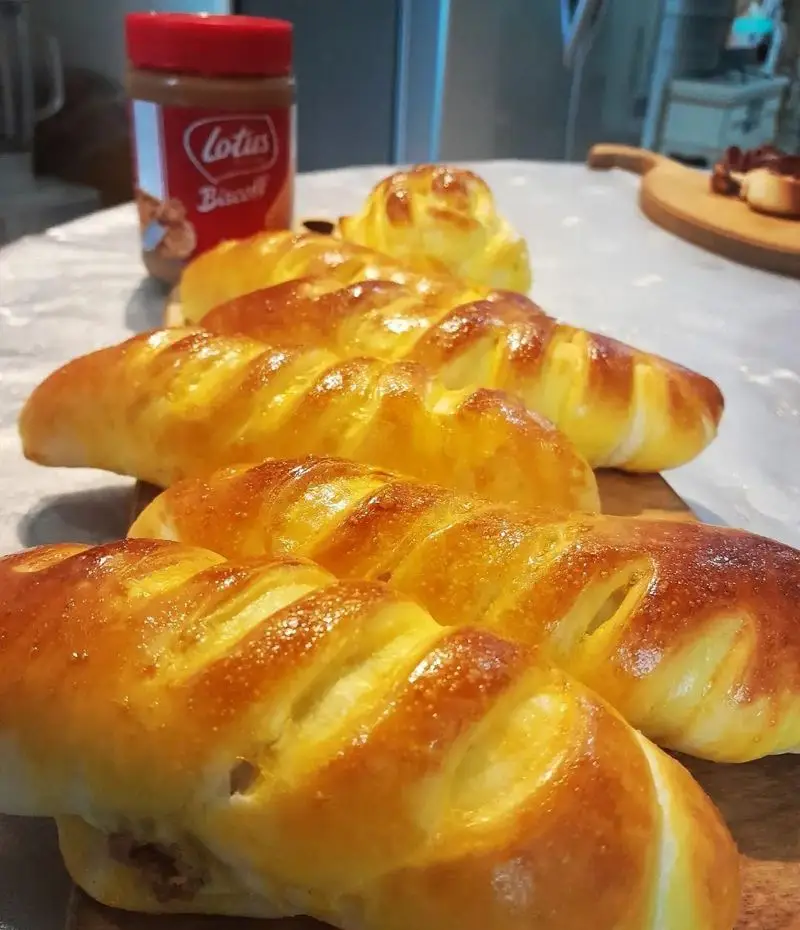 نان‌های رول شیرین و طلایی تازه، با مغز لوتوس بیسکوف، آماده پذیرایی از میهمانی‌های شما توسط گروه تشریفاتی lemon.