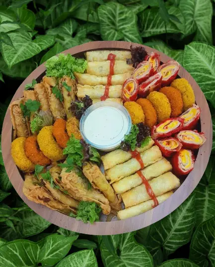 سینی مزه متنوع گروه تشریفاتی lemon شامل انواع فینگرفود سرخ شده، رول‌های خوشمزه، ناگت و سس، ایده‌آل برای پذیرایی در مهمانی‌ها و رویدادها.