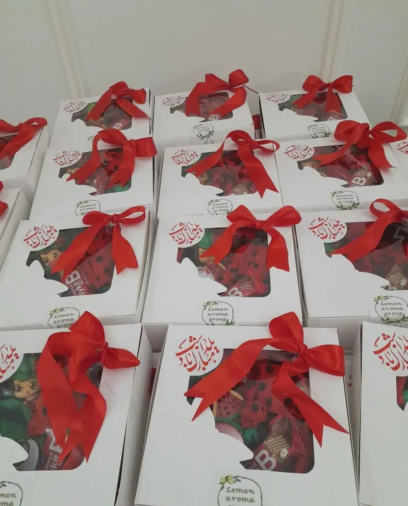 جعبه هدیه شیک با روبان قرمز و طرح مبارک، شامل پک محصولات خاص گروه تشریفاتی لیمو، مناسب جشن‌ها با تم لیدی باگ.