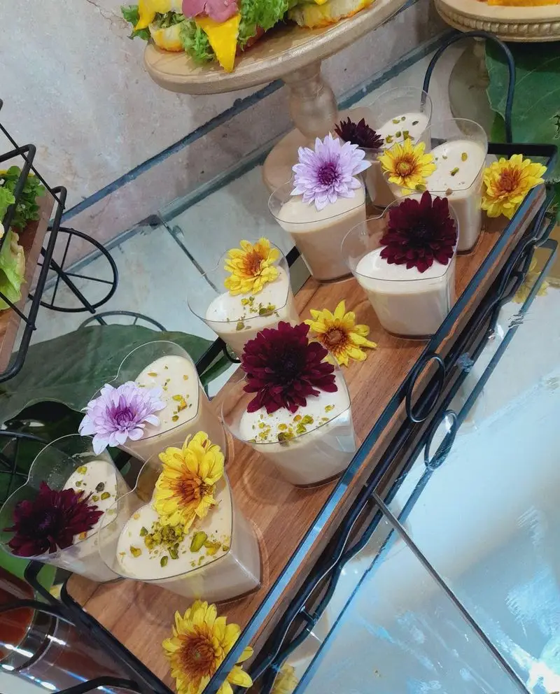 خدمات تشریفات و کیترینگ lemon: دسرهای کرمی قلبی با تزیین گل و فینگرفودهای شیک، مناسب مهمانی‌ها و مراسم ویژه.