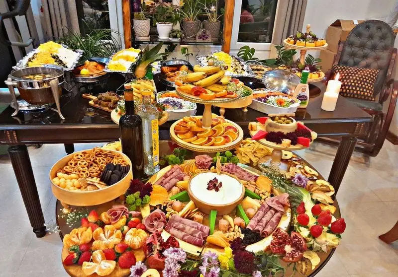 میز پذیرایی لوکس و کامل گروه تشریفاتی lemon با انواع غذاهای مجلسی، فینگرفود، میوه آرایی و دسر برای مهمانی و جشن.