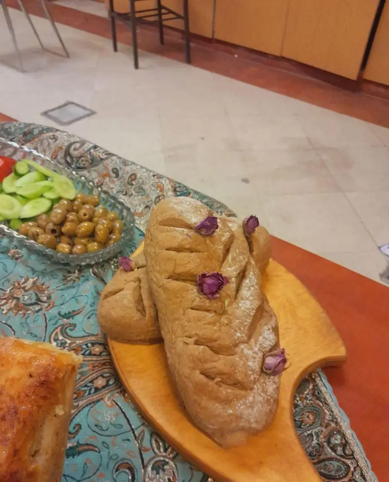 گروه تشریفاتی lemon: نان‌های سنتی و تازه با تزئین گل رز، زیتون و سبزیجات برای بهترین خدمات پذیرایی و تشریفات.