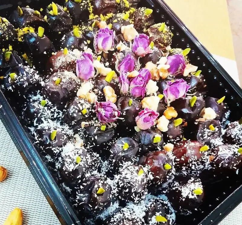 دسر خرماهای توپی تشریفاتی لیمون، تزئین شده با پسته، نارگیل، گل محمدی و گردو، مناسب پذیرایی شیک و خاص.