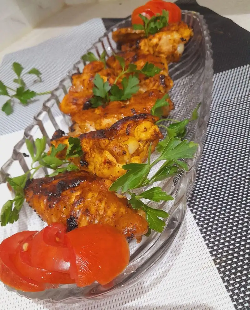 سینی بال مرغ گریل شده گروه تشریفاتی لیمون با تزئین جعفری و گوجه فرنگی، ایده‌آل برای پذیرایی از مهمانان.