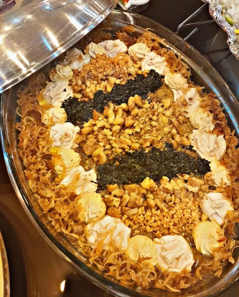 سرو شیک و مجلل غذای مجلسی توسط گروه تشریفاتی Lemon با تزیین پیاز داغ، گردو، سبزی و ماست، ایده‌آل برای پذیرایی از میهمانان شما.