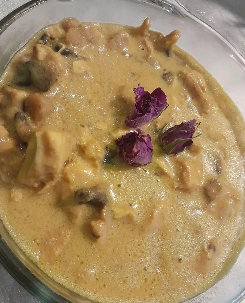 خورشت مجلسی و خوش‌رنگ مرغ و قارچ با سس کرمی و تزئین غنچه‌های گل محمدی، مناسب برای مراسم و سفارش غذا از گروه تشریفاتی lemon.