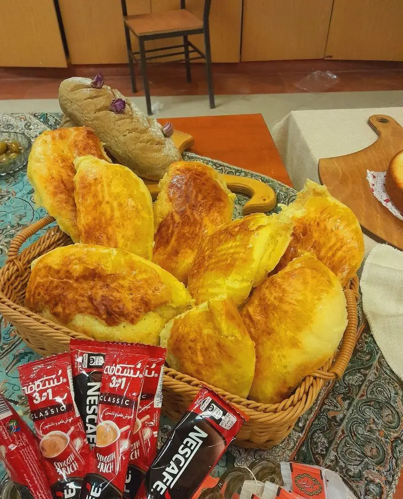 میز پذیرایی گروه تشریفاتی lemon شامل نان‌های تازه، لقمه‌های طلایی، باگت تزئین‌شده، زیتون و نسکافه برای انواع مراسم.