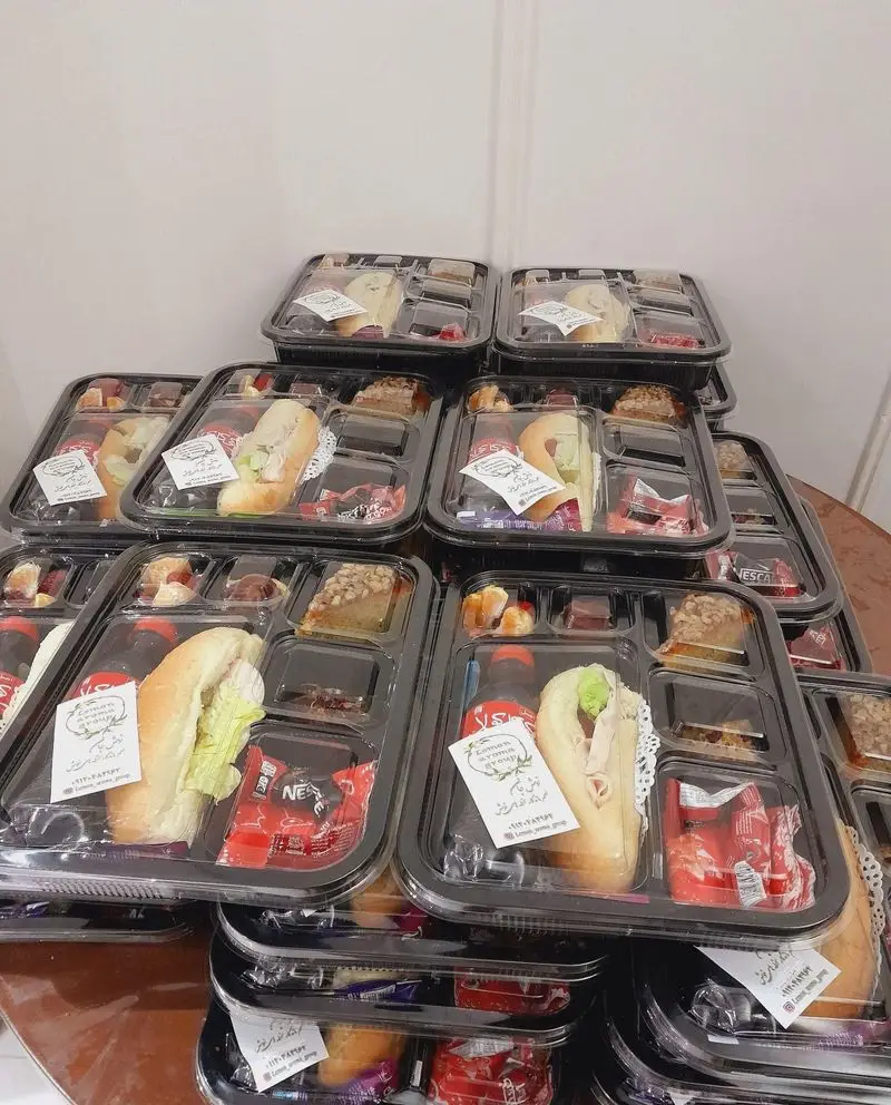 گروه تشریفاتی لیمون: بسته‌های پذیرایی کامل و بهداشتی شامل ساندویچ، نوشیدنی و انواع شیرینی و دسر برای مراسم.