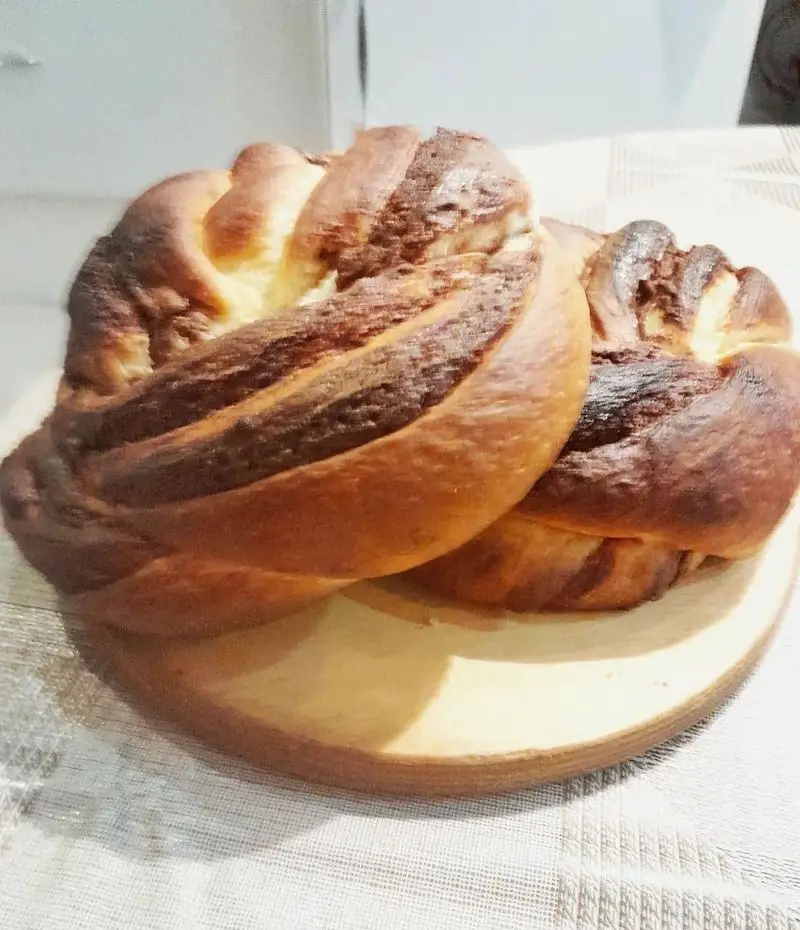 دو نان شیرین پیچیده خانگی با فیلینگ شکلاتی و ظاهری دلنشین، ایده‌آل برای پذیرایی‌های گروه تشریفاتی لیمون.