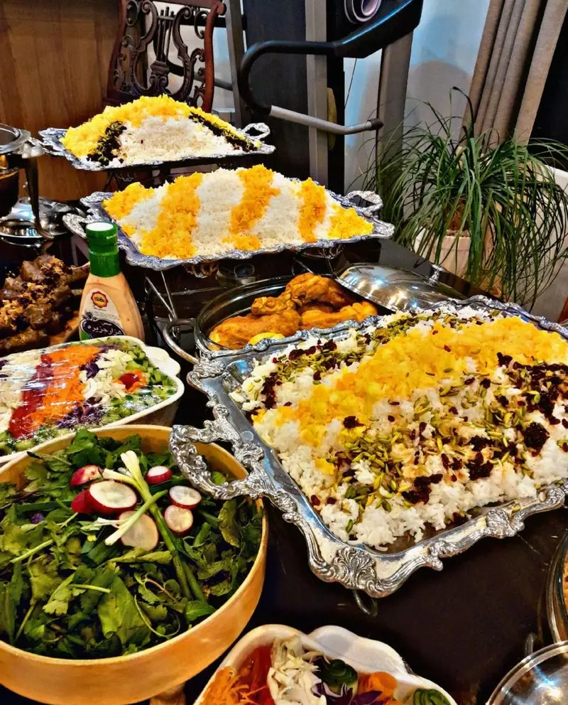 سفره آرایی مجلل با غذاهای سنتی ایرانی توسط گروه تشریفاتی lemon. بهترین کترینگ و پذیرایی برای مهمانی‌ها و مراسم شما.